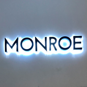Световая вывеска для бутика «Monroe» Световая вывеска для бутика «Monroe»